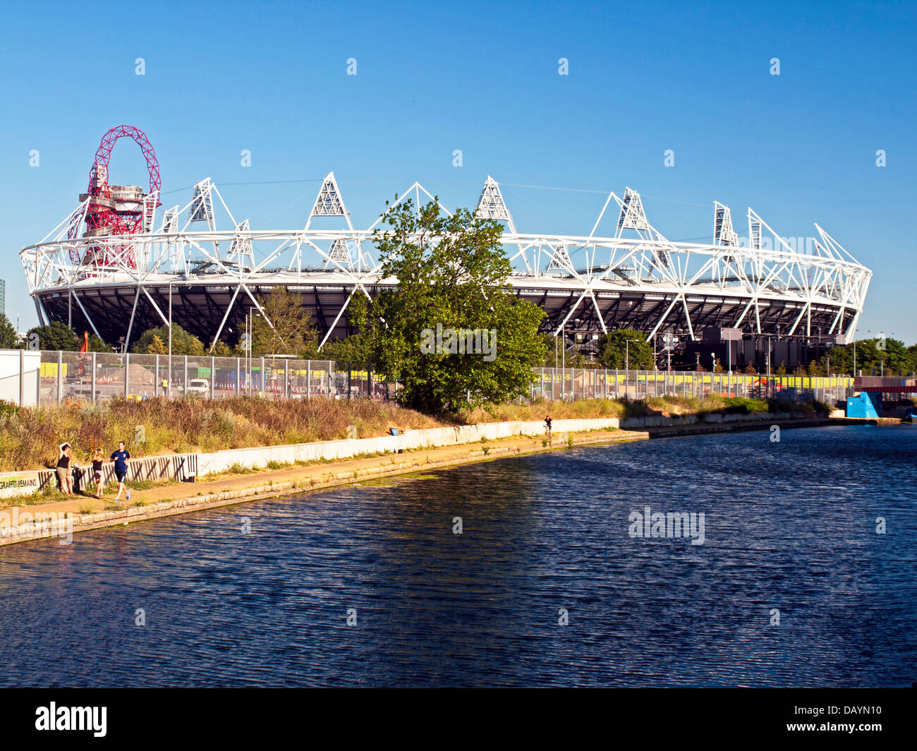 Ansicht von Stratford des Olympiastadions und der ArcelorMittal Orbit über Lea (Lee) Flussschifffahrt in Hackney Wick Stockfoto