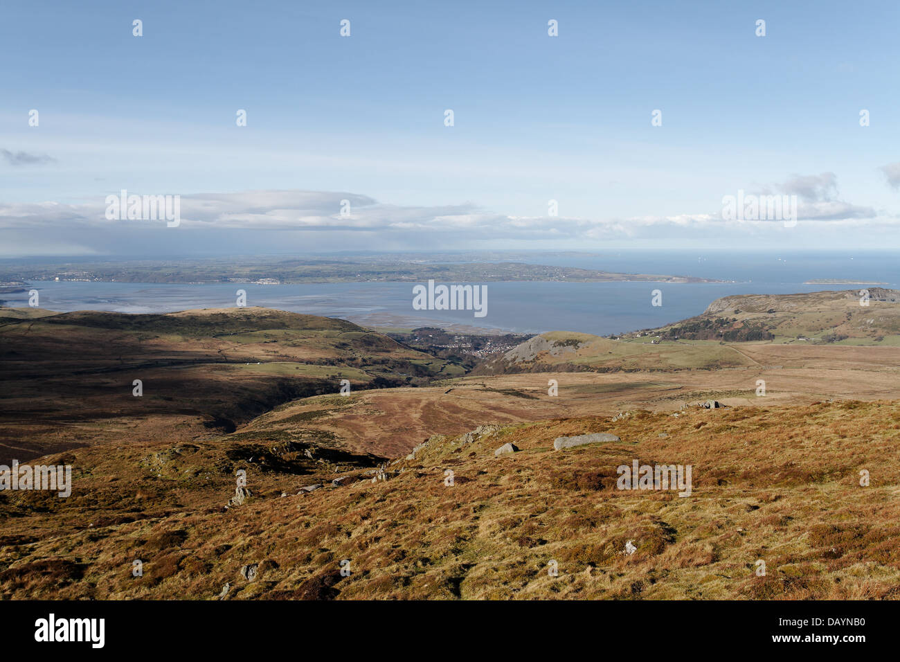 Blick über die Menaistraße Penmon Punkt auf Anglesey aus den nördlichen Carneddau, Snowdonia Stockfoto