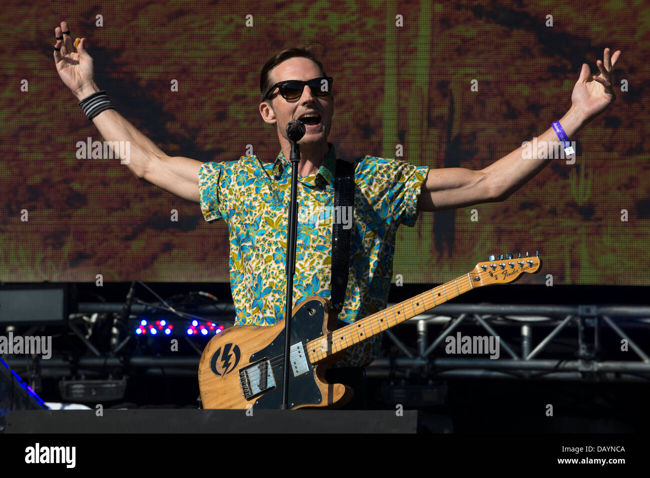 Dan Gillespie verkauft, Gesang und Gitarre, das Gefühl führt bei Go Local, Queen Elizabeth Olympic Park, London. Am 19.07.2013 Stockfoto