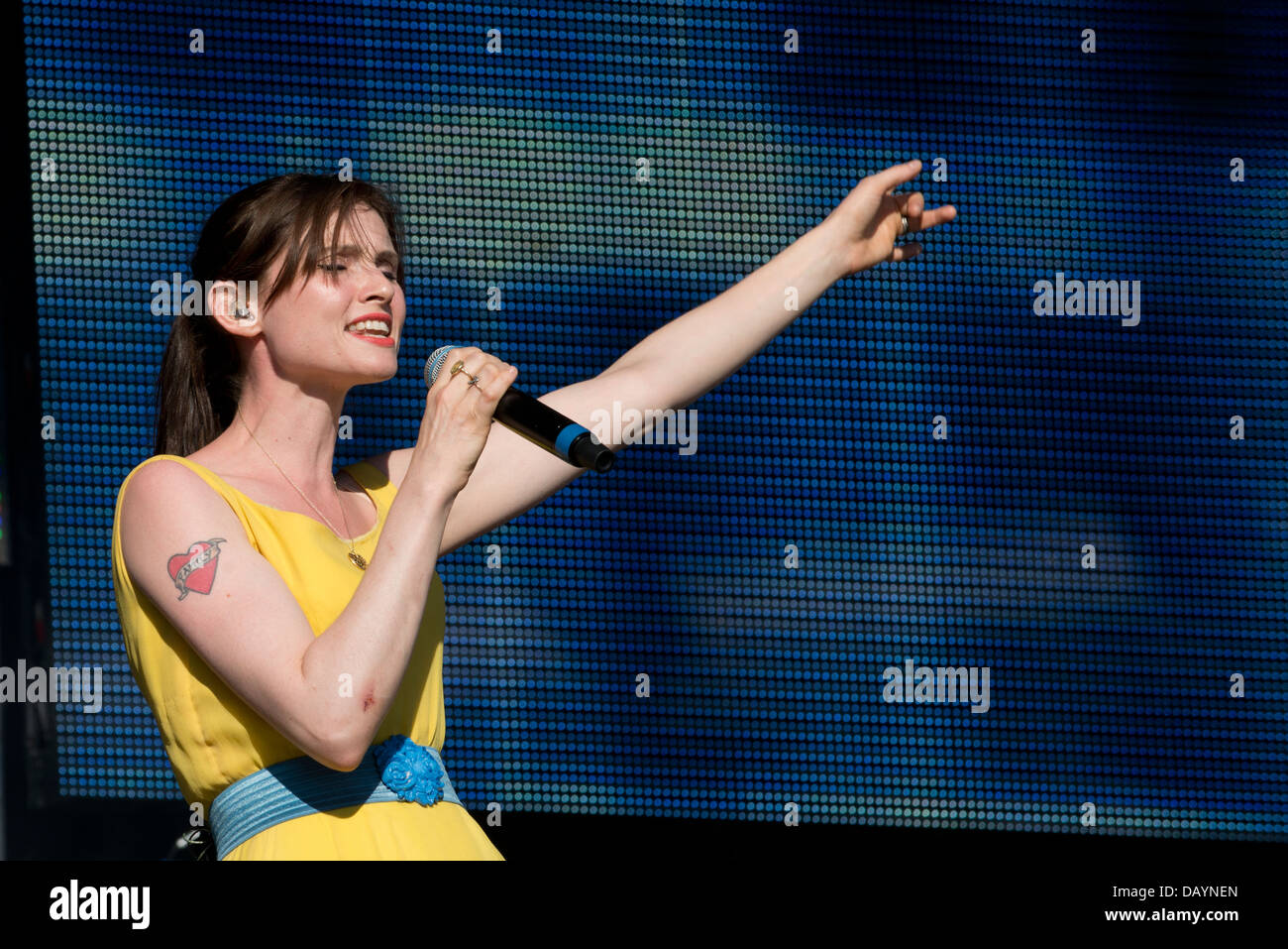 Sophie Ellis-Bextor führt mit The Feeling am Go Local, Queen Elizabeth Olympic Park, London. Am 19.07.2013 Stockfoto