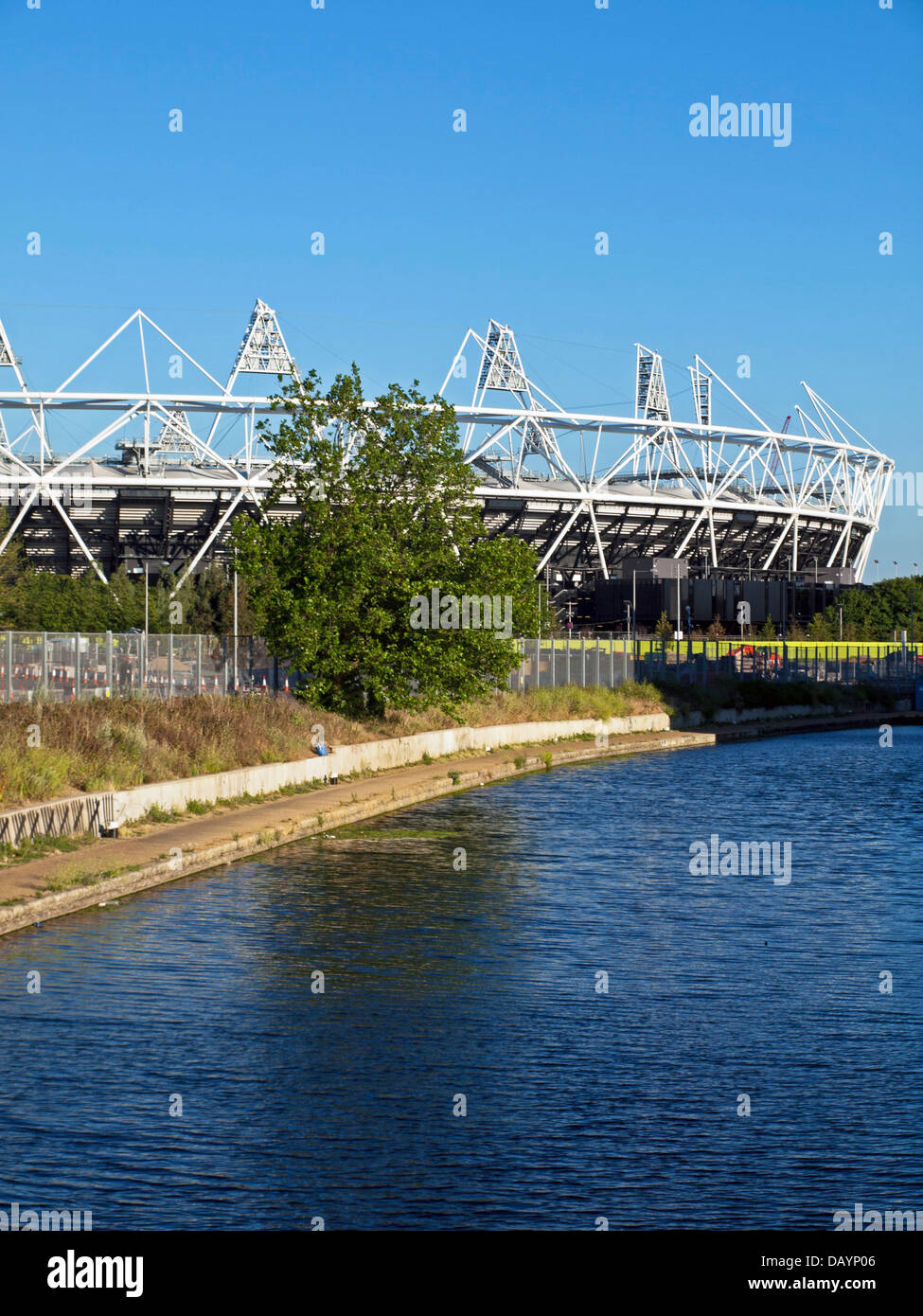 Ansicht des Olympiastadions Stratford über Lea (Lee) Flussschifffahrt in Hackney Wick Stockfoto