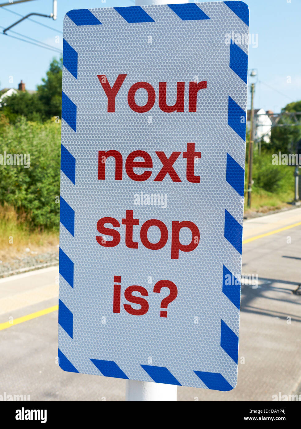 Ihr nächster Halt ist? schild am Bahnhofsplatz Bahnsteig UK Stockfoto