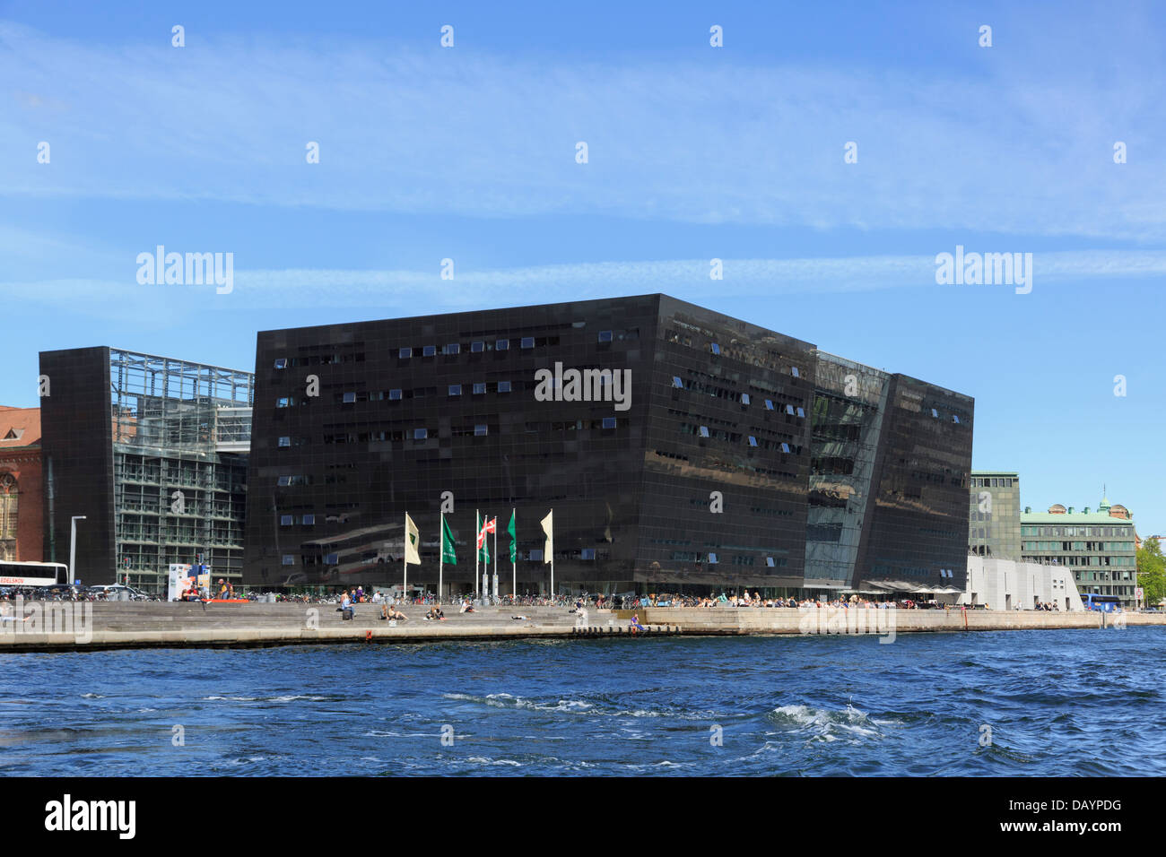 Neue Royal Bibliotheksgebäude (Black Diamond Den Sorte Diamant) auf Slotsholmen Uferpromenade in Kopenhagen Seeland Dänemark Stockfoto