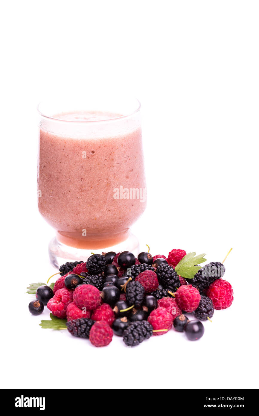 Frische Beeren-Smoothie isoliert auf weiss. Gesunde Ernährung-Konzept Stockfoto