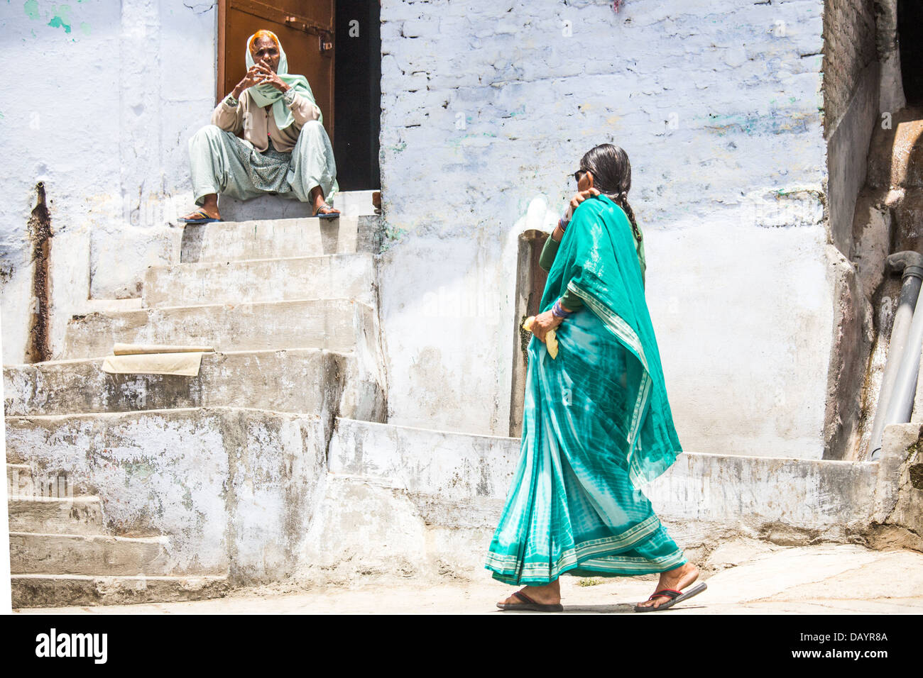 Alte Frau vor einer Tür, Landour, Mussoorie, Indien Stockfoto