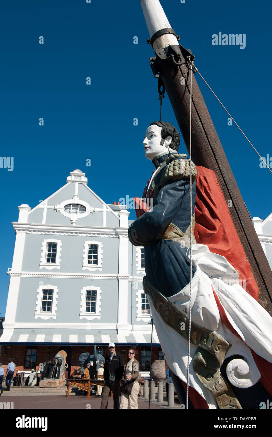 Seemann-Statue und afrikanischen Handelsposten, Victoria & Alfred Waterfront, Cape Town, Südafrika Stockfoto