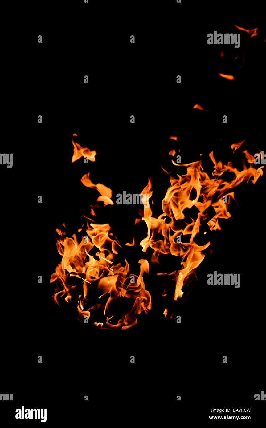 Bild des Feuers isoliert auf schwarz. Stockfoto