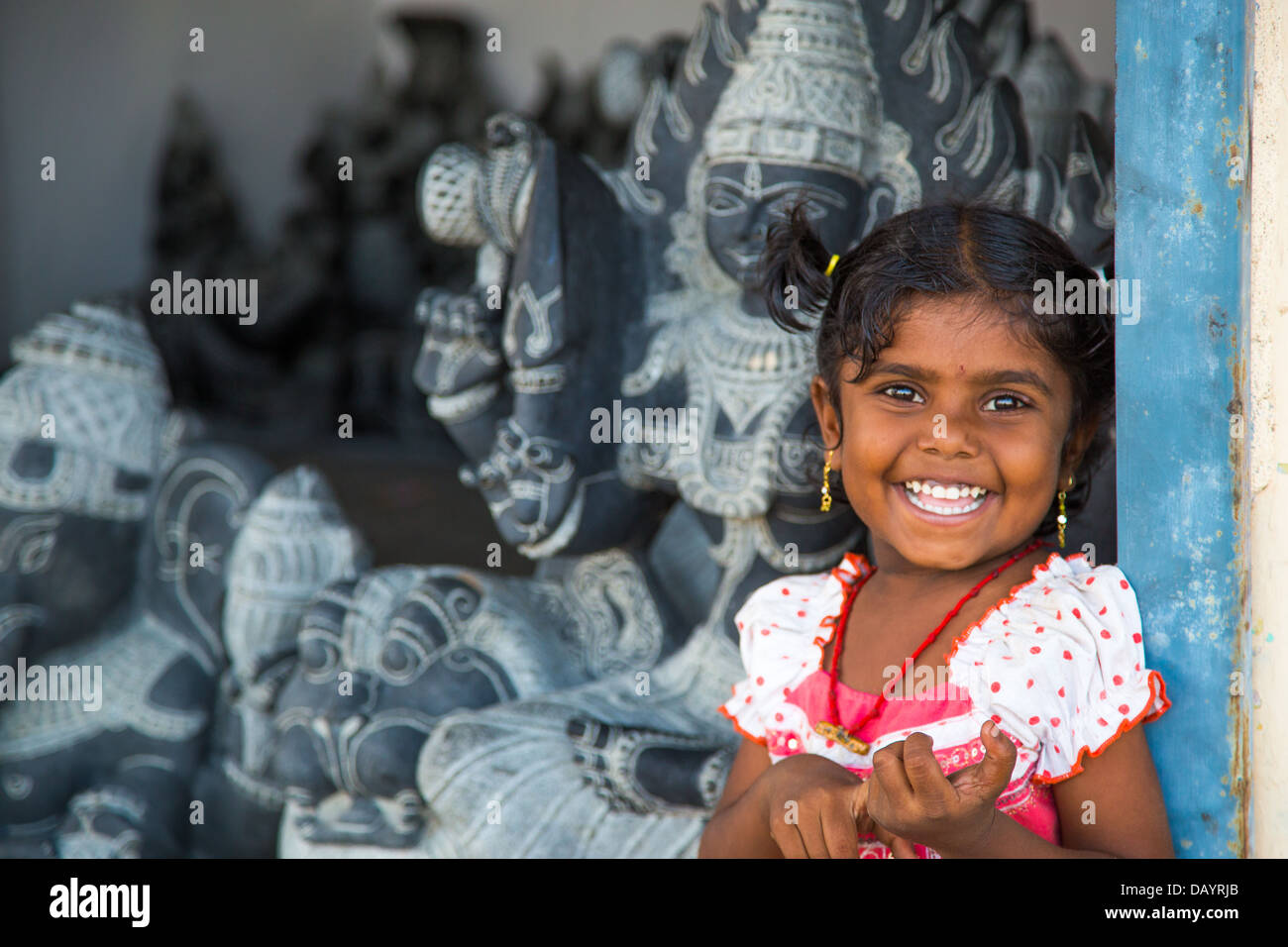 Indische Mädchen in ihrer Familie Steinmetz Shop, Mahabalipuram oder Mamallapuram, Tamil Nadu, Indien Stockfoto