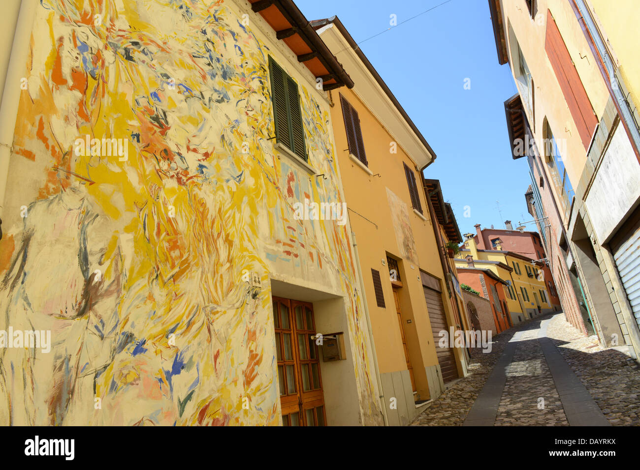 Die italienischen Hügel Dorf Dozza in Italien bekannt für sein Festival der Wand Wandmalerei Stockfoto
