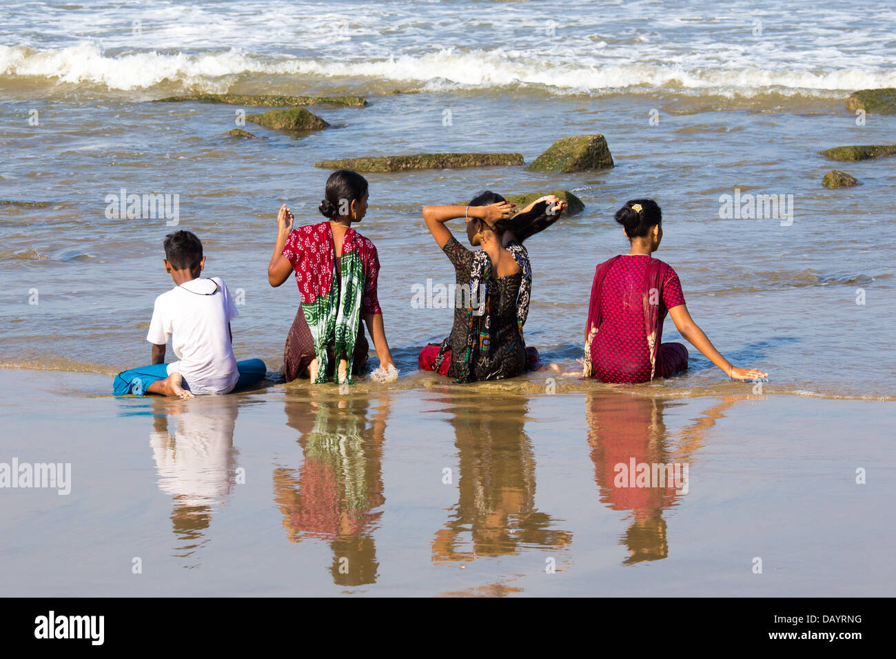 Einheimische indische Touristen in Mahabalipuram oder Mamallapuram, Tamil Nadu, Indien Stockfoto
