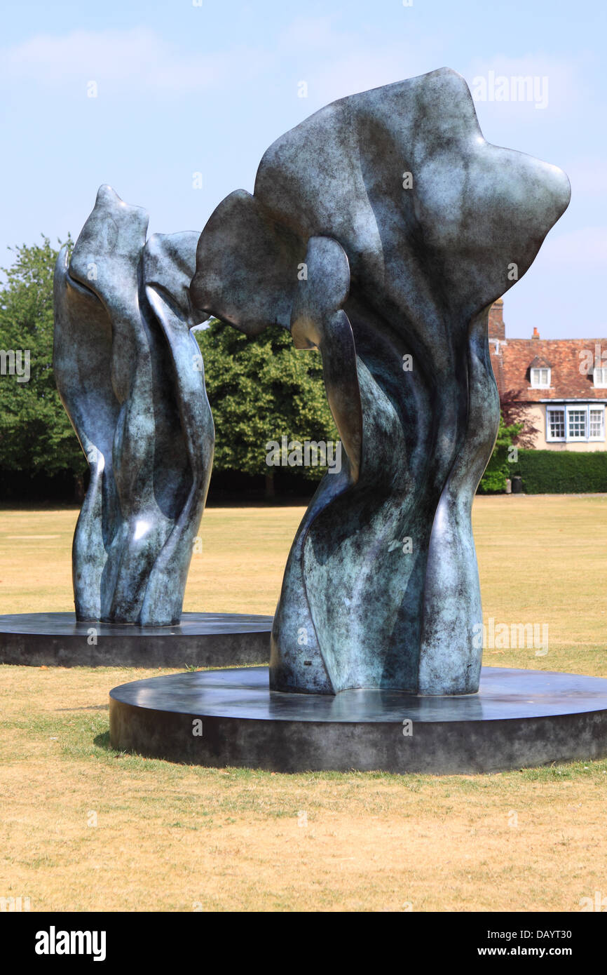 Helaine Blumenfeld The Space Within Bronze Statuen Kunstwerk auf öffentlich zur Schau zu Salisbury Wiltshire UK Sommer 2013 Stockfoto