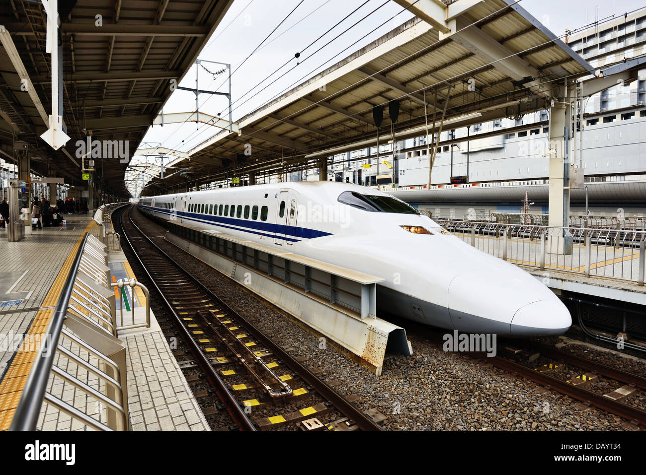 Ein Shinkansen-Hochgeschwindigkeitszug an einer Haltestelle in Kyoto, Japan. Stockfoto
