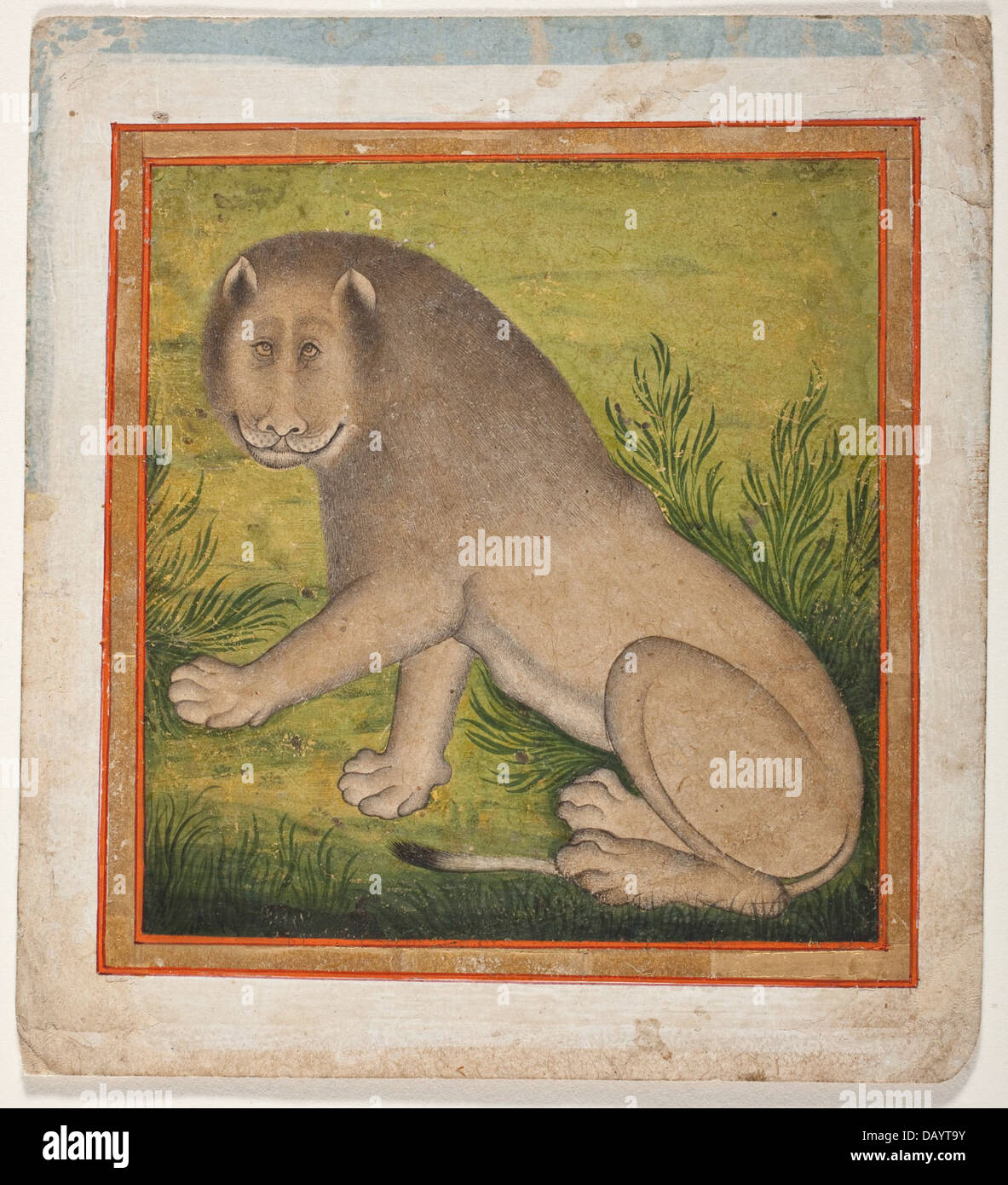 Diese bronzene Löwenskulptur zeigt fortschrittliche Metallverarbeitung und die symbolische Bedeutung des Löwen in alten Kulturen. Das Stück zeigt dynamische Form und Liebe zum Detail, wie sie in antiken Tierdarstellungen üblich sind. Stockfoto