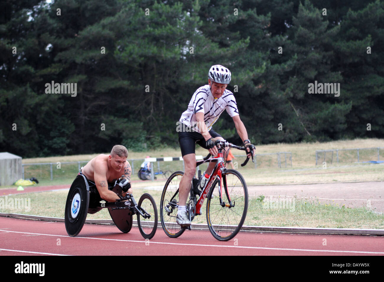 Die Paralympics David Weir Ausbildung bei Kingsmeadow Leichtathletik track im Norbiton, Süd-London mit einem Radfahrer als Schrittmacher. Stockfoto