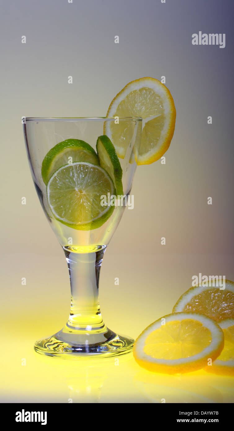 Zitronen und Limetten Scheiben in ein Glas Stockfoto