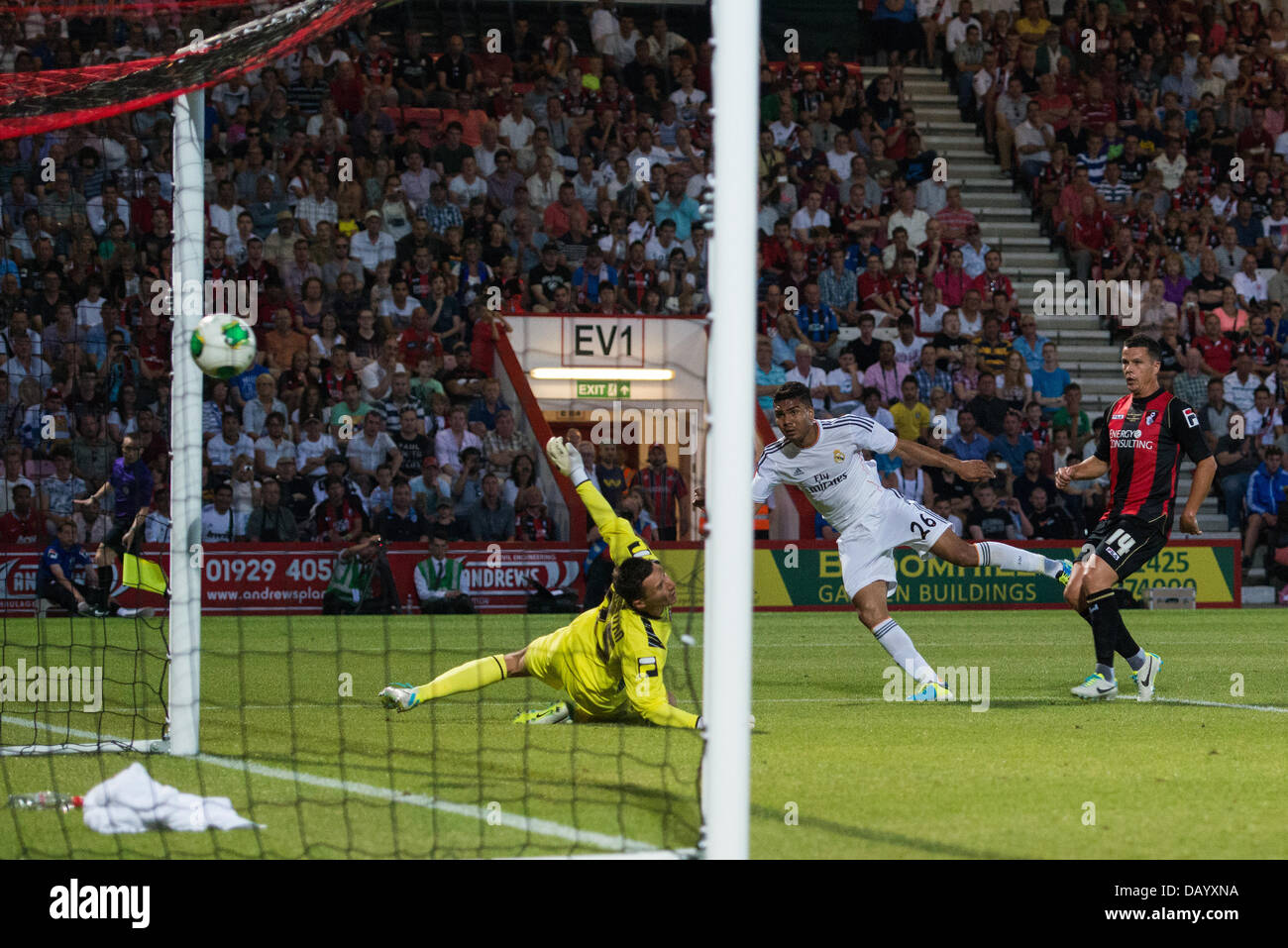 Bournemouth, UK. 21. Juli 2013. Bournemouth AFC-Real Madrid CF - Sonntag, 21. Juli 2013. Bournemouth, UK. Casemiro entfesselt einen Schuss vorbei Darryl Flahavan zum 6-0 in der zweiten Hälfte. Bildnachweis: MeonStock/Alamy Live-Nachrichten Stockfoto