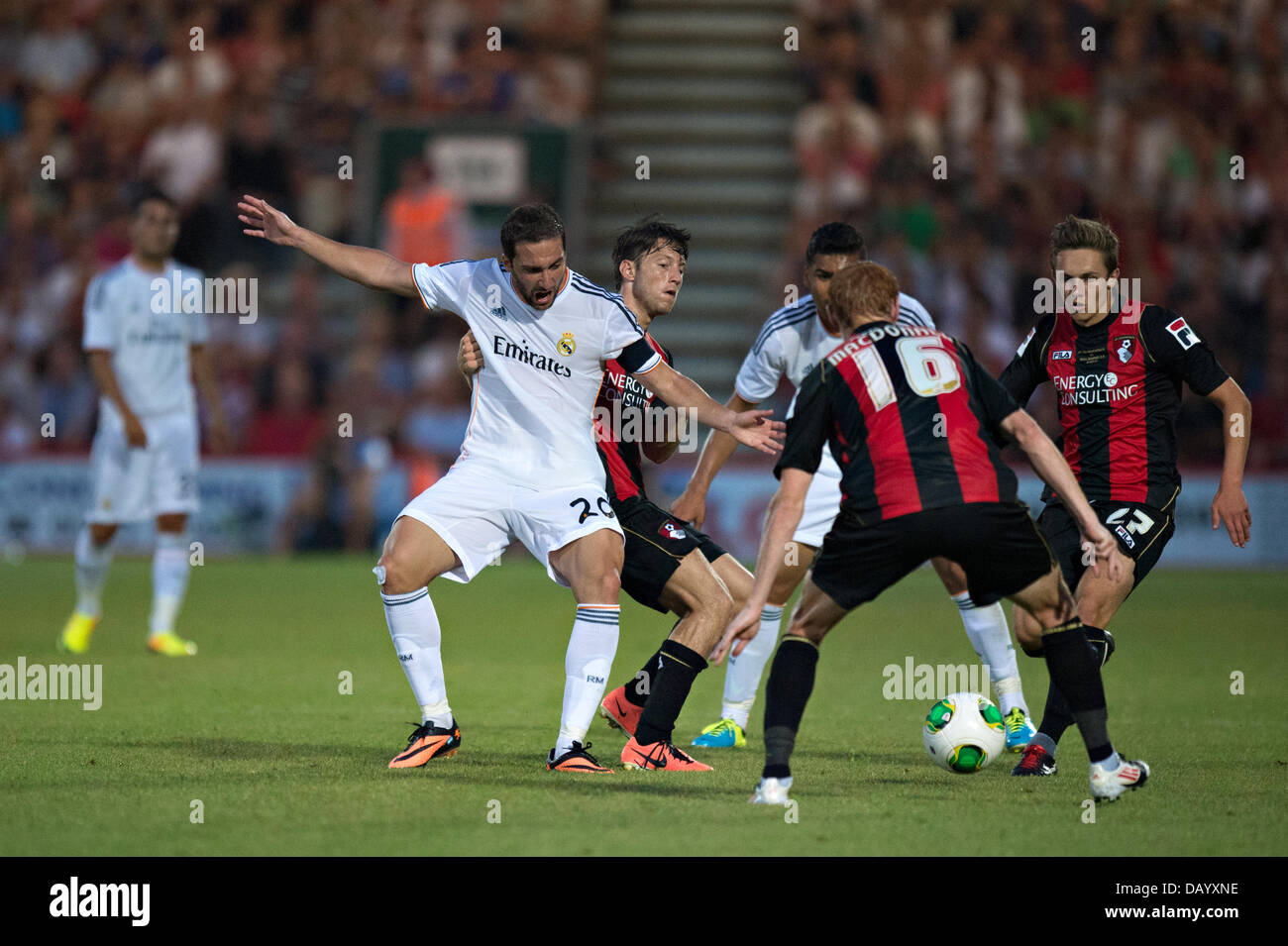 Bournemouth, UK. 21. Juli 2013. Bournemouth AFC-Real Madrid CF - Sonntag, 21. Juli 2013. Bournemouth, UK. Torschütze des 4. Ziels Gonzalo Higuain ist zurück und auf dem Ball während eines Laufes in der zweiten Hälfte zog. Bildnachweis: MeonStock/Alamy Live-Nachrichten Stockfoto