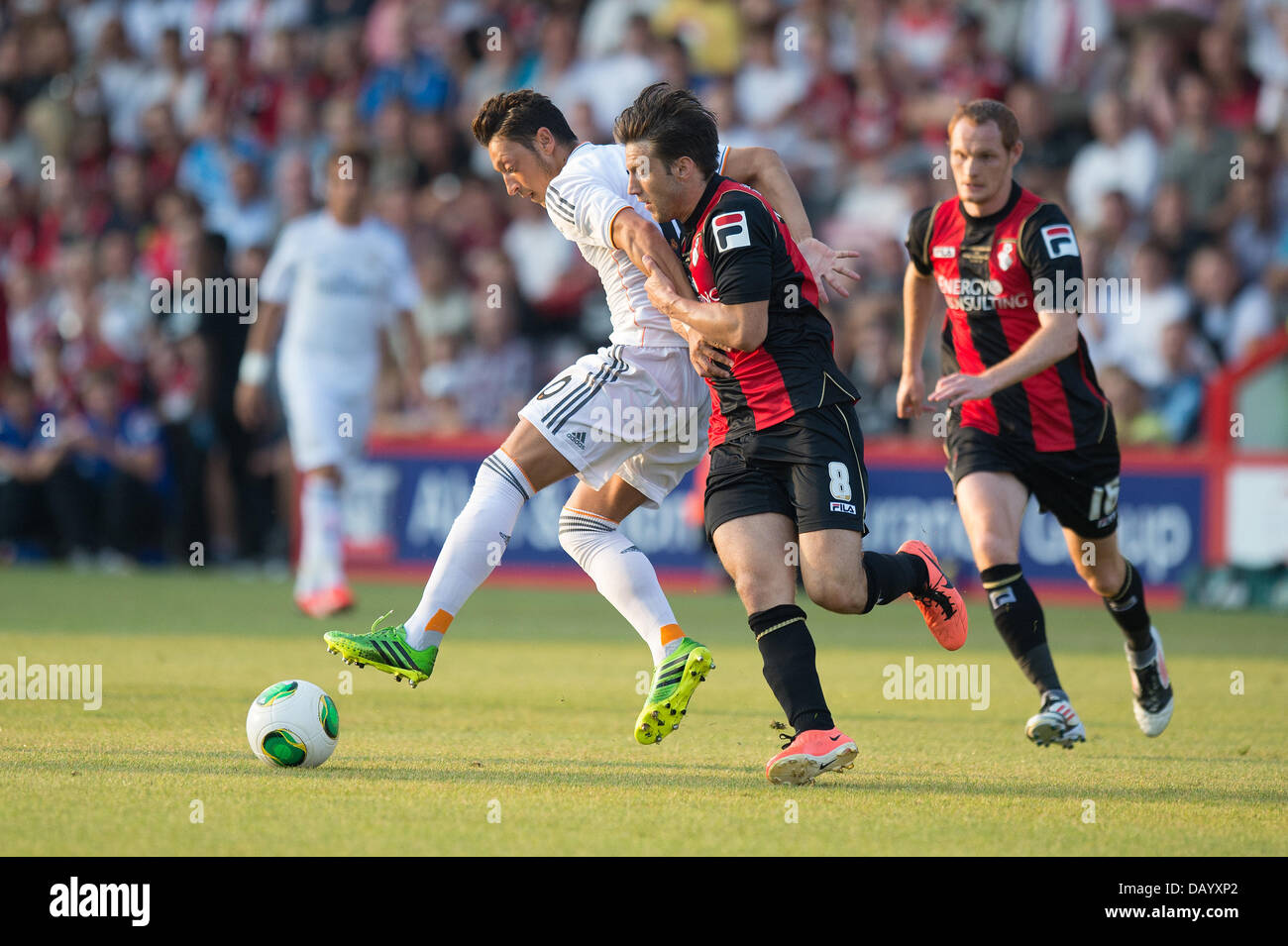 Bournemouth, UK. 21. Juli 2013. Bournemouth AFC-Real Madrid CF - Sonntag, 21. Juli 2013. Bournemouth, UK. Mesut Özil wird in der ersten Hälfte von Harry Arter gehalten. Bildnachweis: MeonStock/Alamy Live-Nachrichten Stockfoto