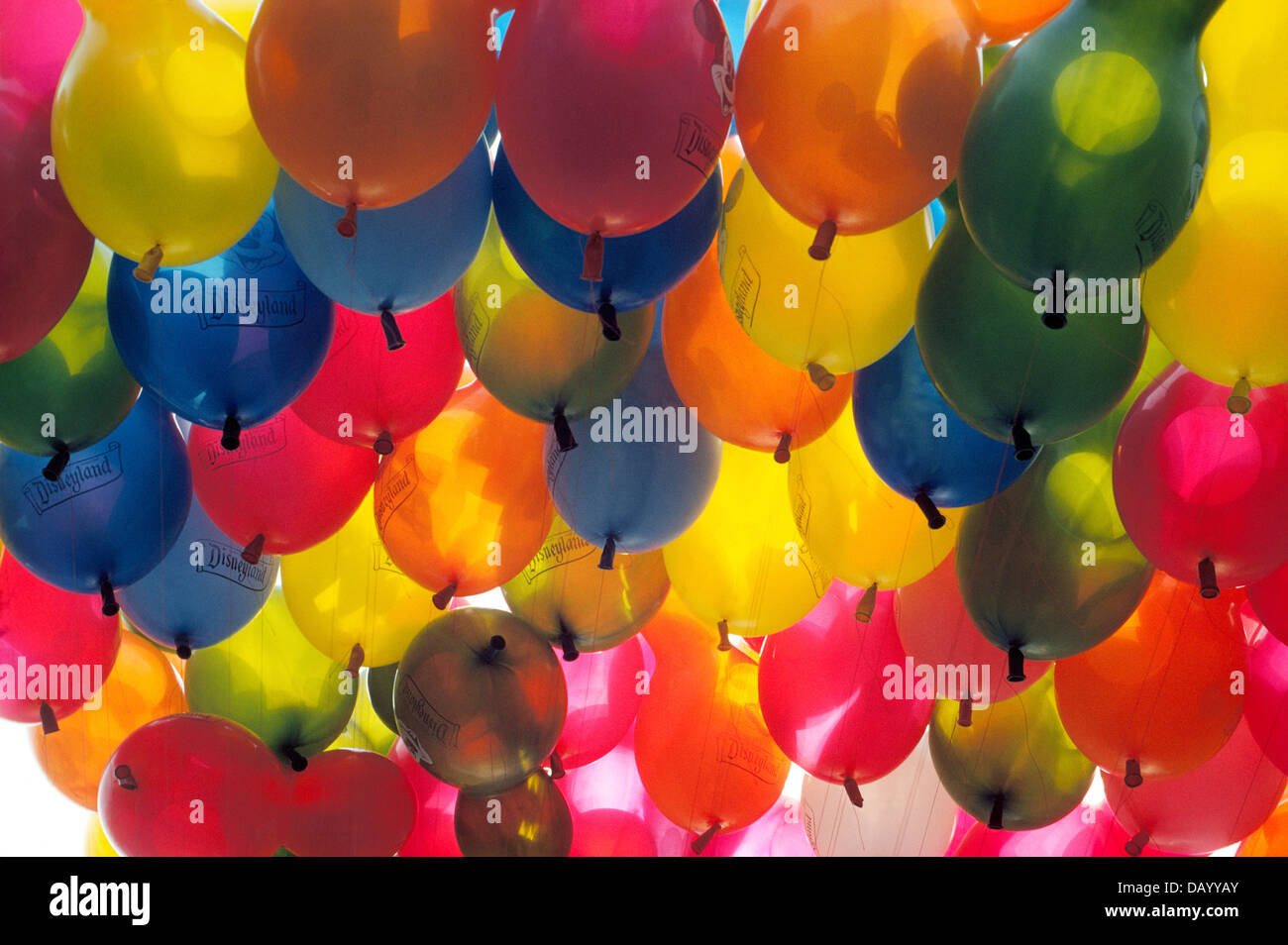 Leuchtend bunte Souvenir Ballons füllen den Himmel am berühmten Themenpark Disneyland in Anaheim, Orange County in Kalifornien, USA. Stockfoto