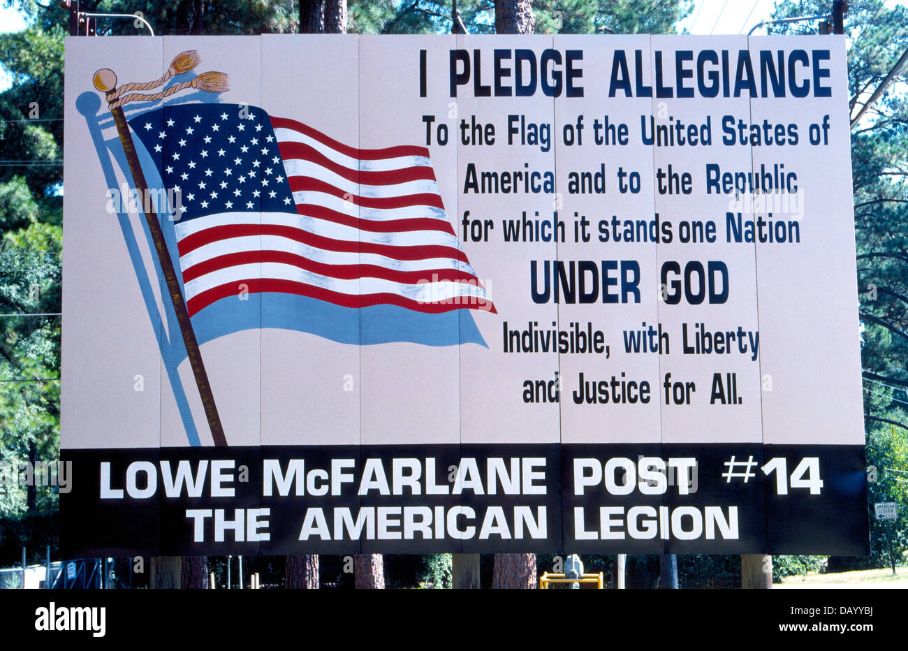 Patriotischen Zeichen mit den Worten, die Vereinigten Staaten von Amerika Pledge of Allegiance erscheinen auf einer outdoor-Plakatwand in Louisiana State, USA. Stockfoto