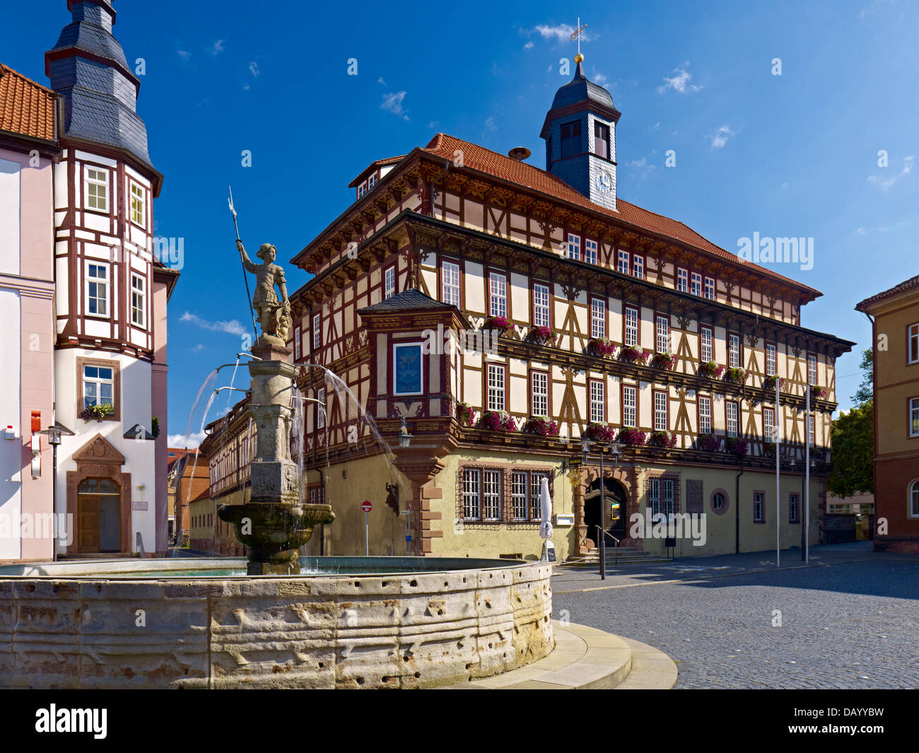 Rathaus und Brunnen auf dem Stadtplatz in Vacha, Thüringen, Deutschland ...