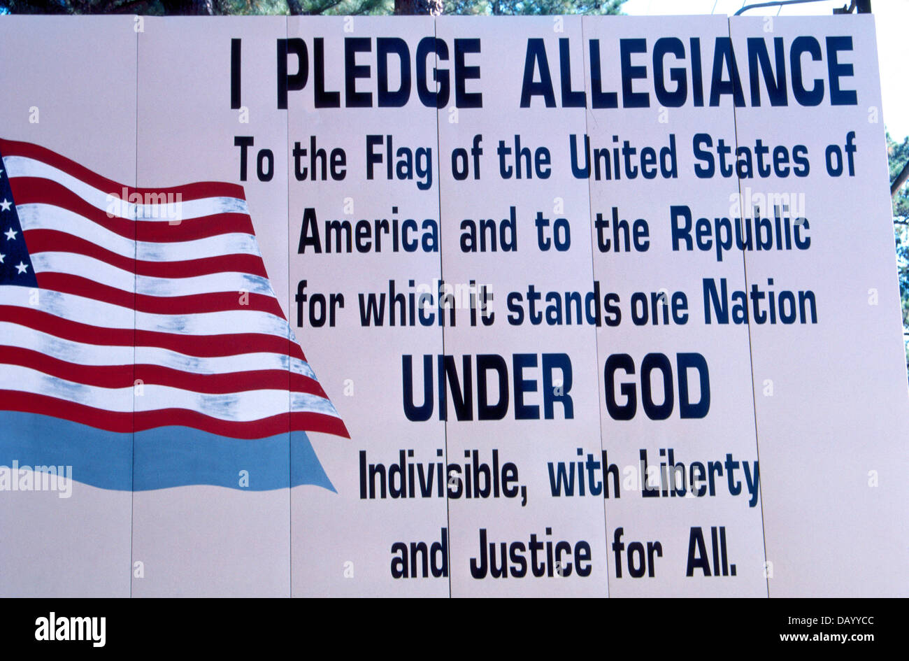 Patriotischen Zeichen mit den Worten, die Vereinigten Staaten von Amerika Pledge of Allegiance erscheinen auf einer outdoor-Plakatwand in Louisiana State, USA. Stockfoto