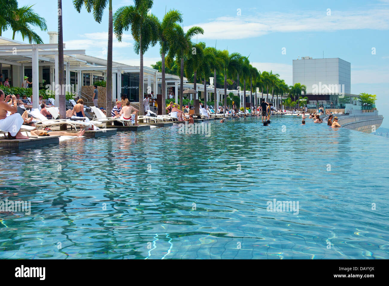 Gäste des Marina Bay Sands genießen ein Bad im Infinity-Pool des Hotels auf dem Dach und an den Sehenswürdigkeiten von Singapur Stockfoto