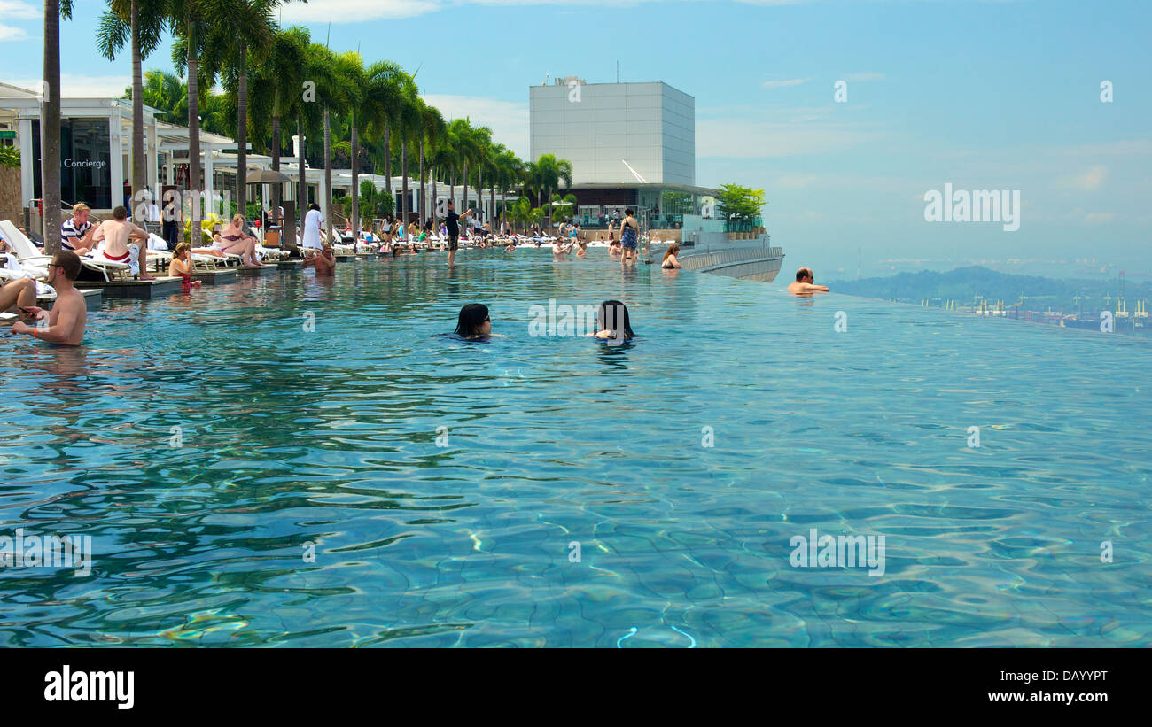 Gäste des Marina Bay Sands genießen ein Bad im Infinity-Pool des Hotels auf dem Dach und an den Sehenswürdigkeiten von Singapur Stockfoto