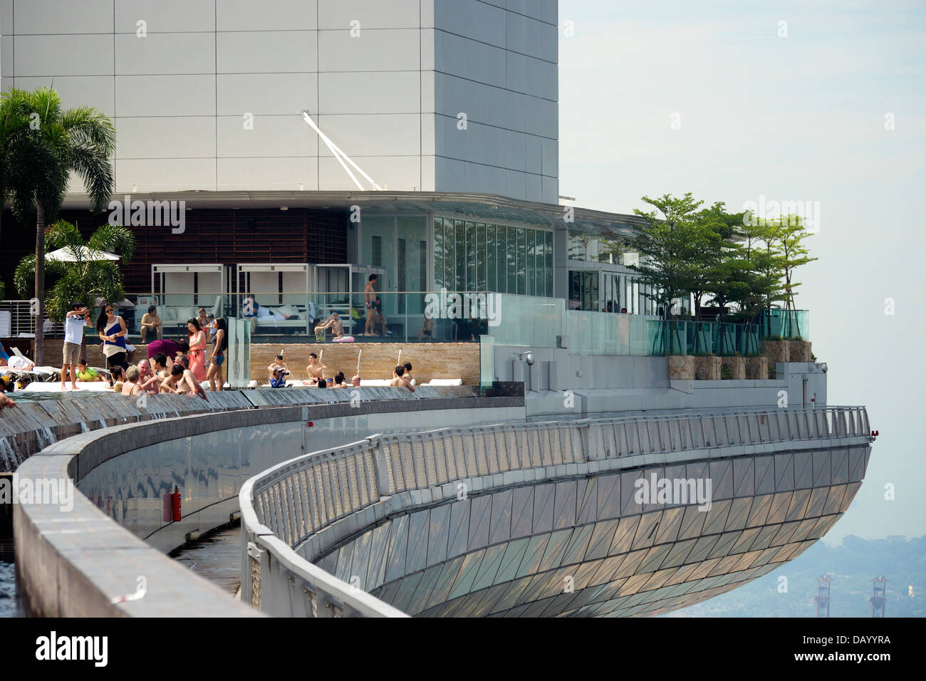 Menschen, die am Marina Bay Sands Infinity-Pool entspannen Stockfoto
