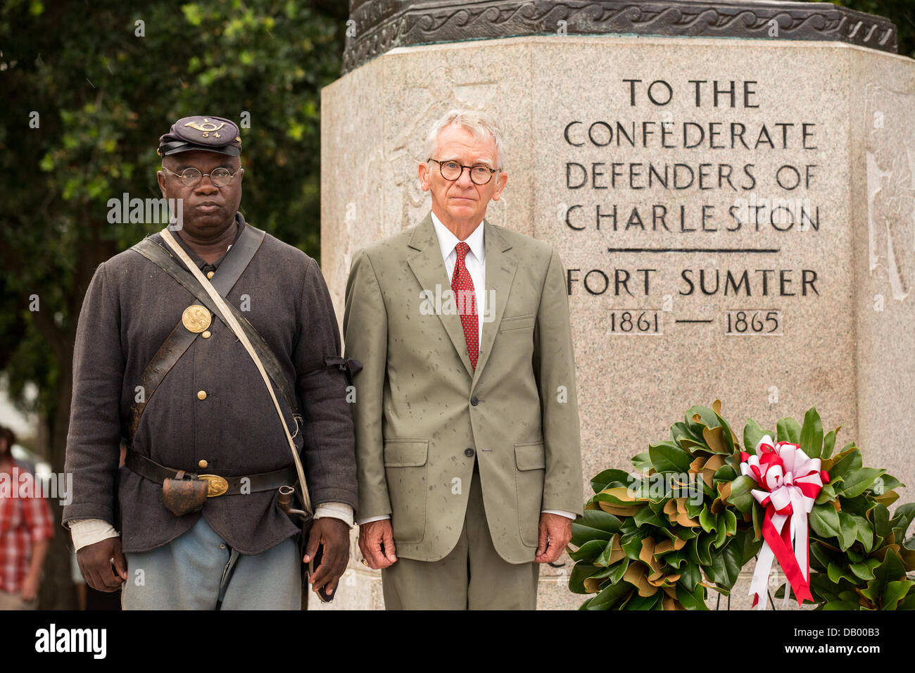 Charleston Bürgermeister Joe Riley während einer Zeremonie, die Enthüllung eines Denkmals zu Ehren der alle schwarzen 54. Massachusetts freiwillige Infanterie auf dem 150. Jahrestag des Angriffs auf Batterie Wagner 21. Juli 2013 in Charleston, SC. Die Schlacht im Film 'Ruhm' nahm in den Gedenkzustand versetzt in Charleston und war die erste große Schlacht von einer alle schwarzen Regiment. Stockfoto