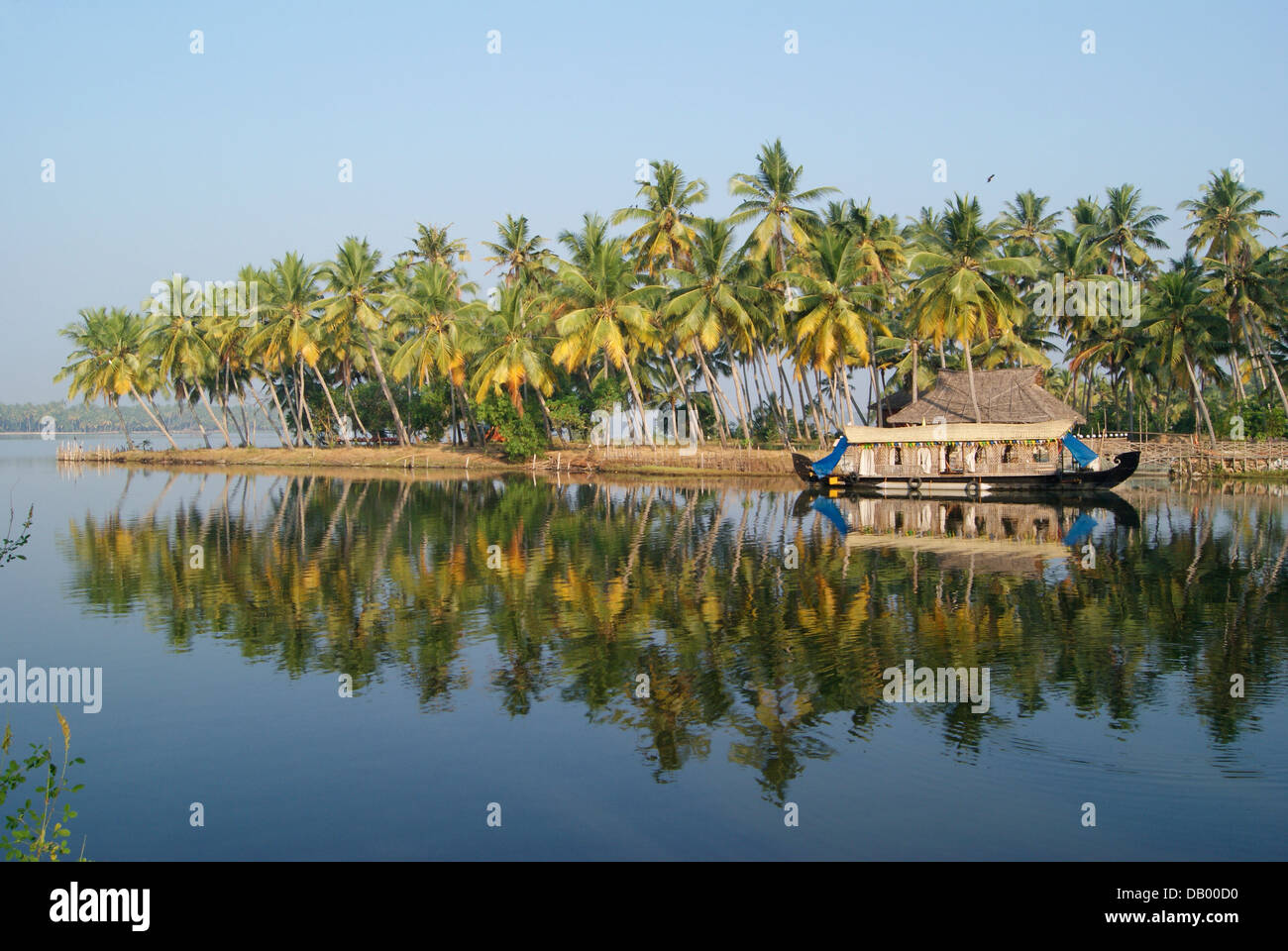 Hausboot in Kerala Backwaters Indien Bäume Wasser Reflexion Querformat Stockfoto