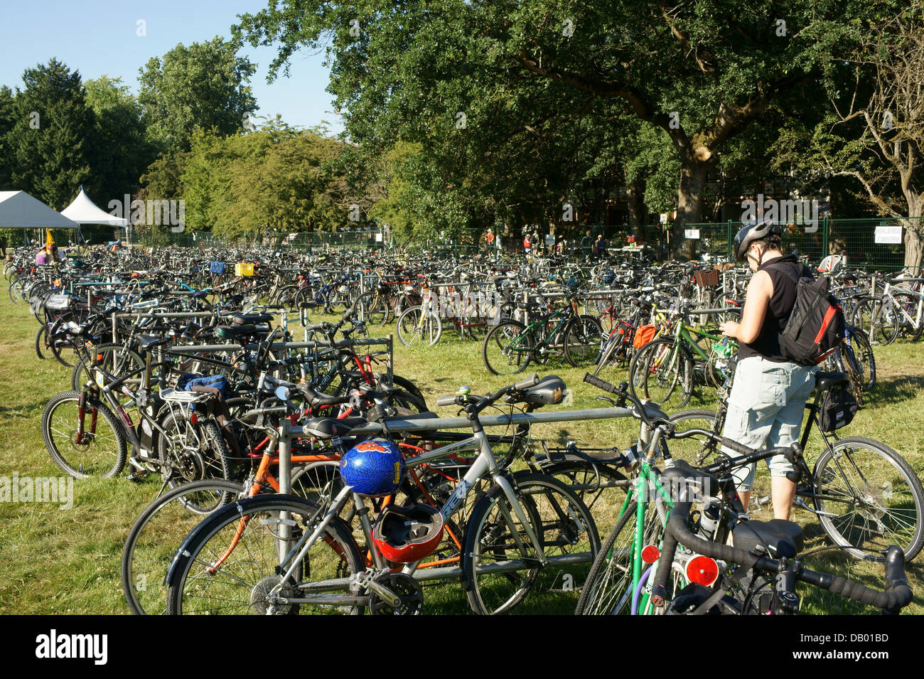 Tausende von Fahrrädern am Eingang des jährlichen Vancouver Folk Festival Geparkt, Gehalten an Jericho Beach Park in Vancouver, British Columbia. Stockfoto