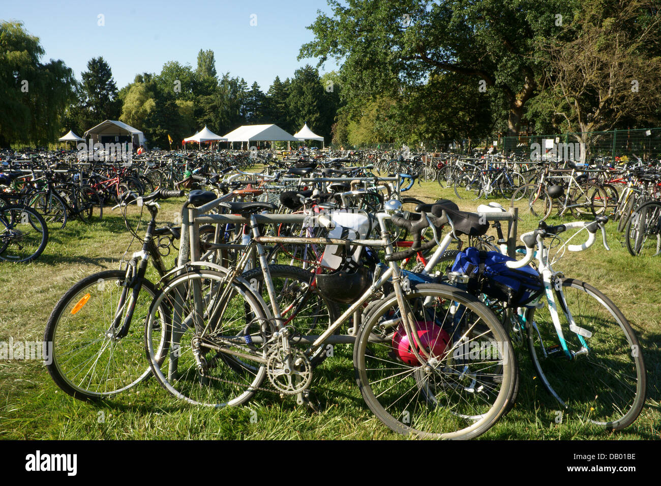 Tausende von Fahrrädern am Eingang des jährlichen Vancouver Folk Festival Geparkt, Gehalten an Jericho Beach Park in Vancouver, British Columbia. Stockfoto