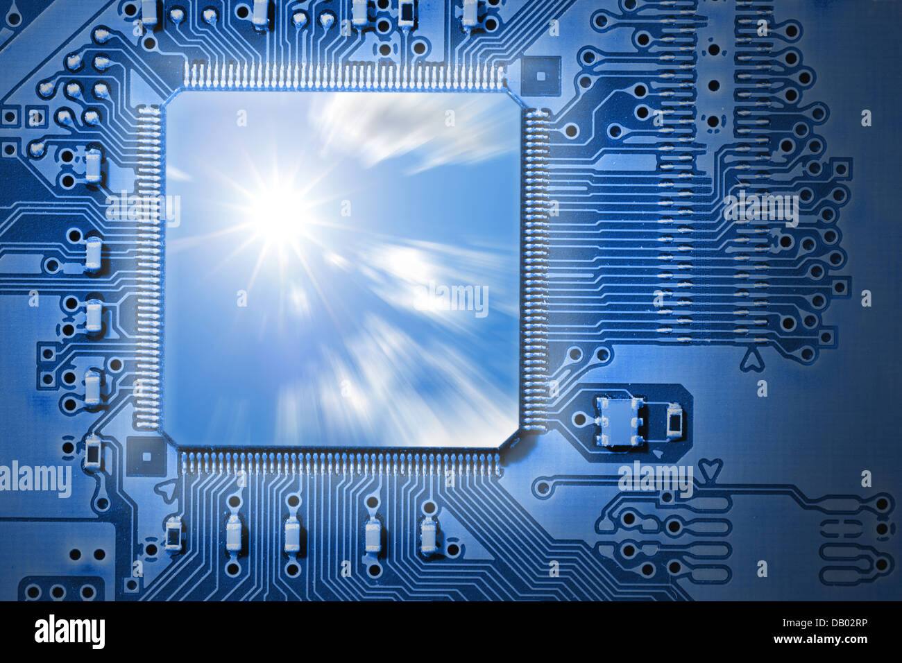 Schnelle CPU / Prozessor mit Sonne und Wolke Grafik, vertreten Kraft, Geschwindigkeit und Effizienz, blaue Elektronikplatine Stockfoto