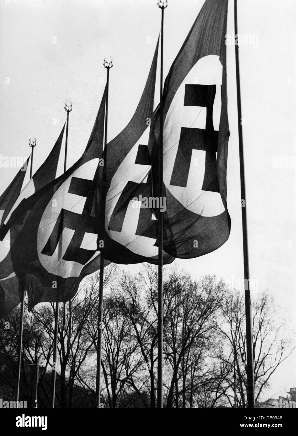 Nationalsozialismus / Nationalsozialismus, 1933 - 1945, Embleme, Hakenkreuzfahnen auf dem Reichsparteiengelände in Nürnberg, 1930er Jahre, Zusatzrechte-Clearences-nicht vorhanden Stockfoto
