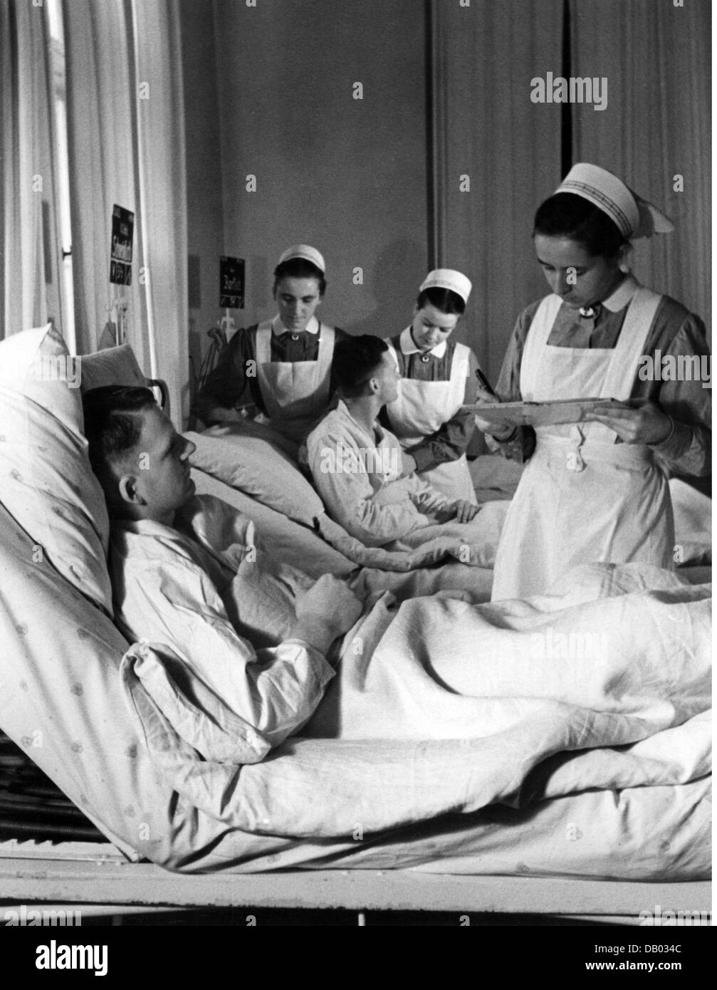 Nationalsozialismus, Organisationen, nationalsozialistische Volkswohlfahrt, NSV, NSV Krankenschwestern in einem Feldlazarett, um 1941, Zusatzrechte-Clearences-nicht vorhanden Stockfoto
