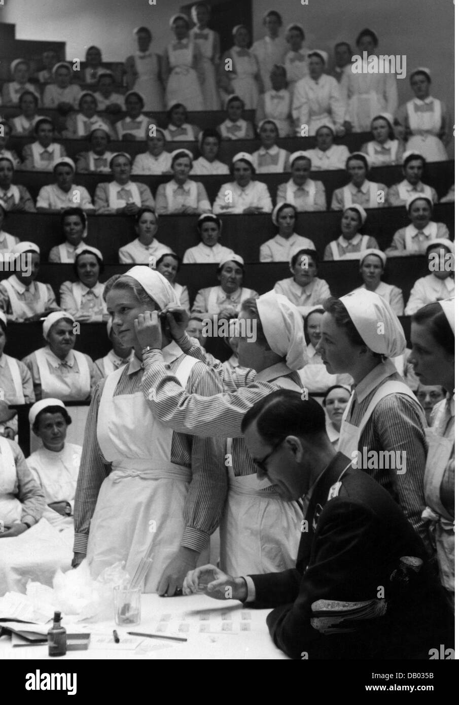 Medizin, Blutspenden, weibliche Blutspender werden untersucht, , Zusatz-Rechte-Clearenzen-nicht verfügbar Stockfoto