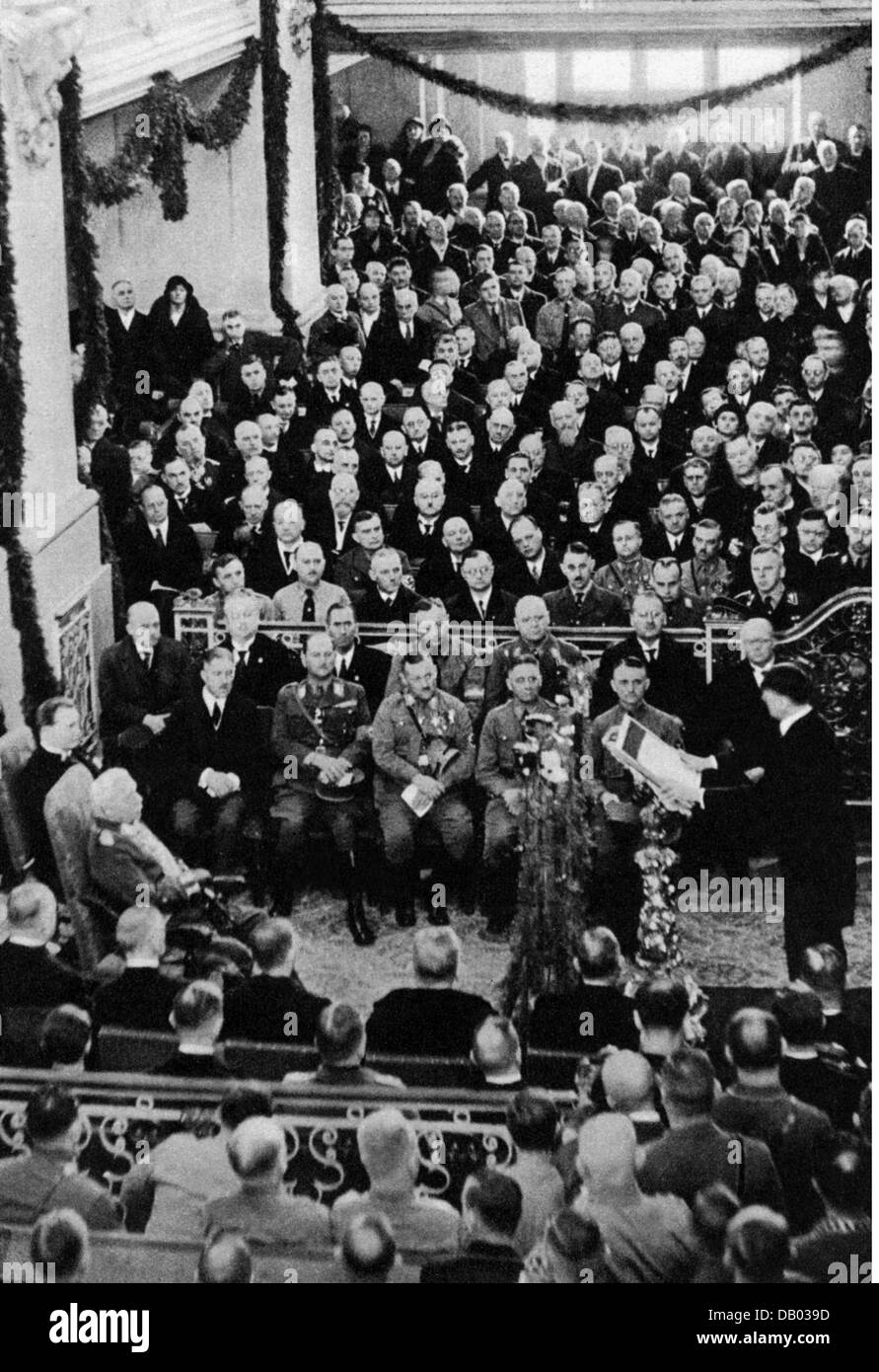 Nationalsozialismus, Politik, 'Tag von Potsdam', Kanzler Adolf Hitler hält eine Rede vor Präsident Paul von Hindenburg, Garnisonskirche, 21.3.1933, Zusatzrechte-Clearences-nicht vorhanden Stockfoto