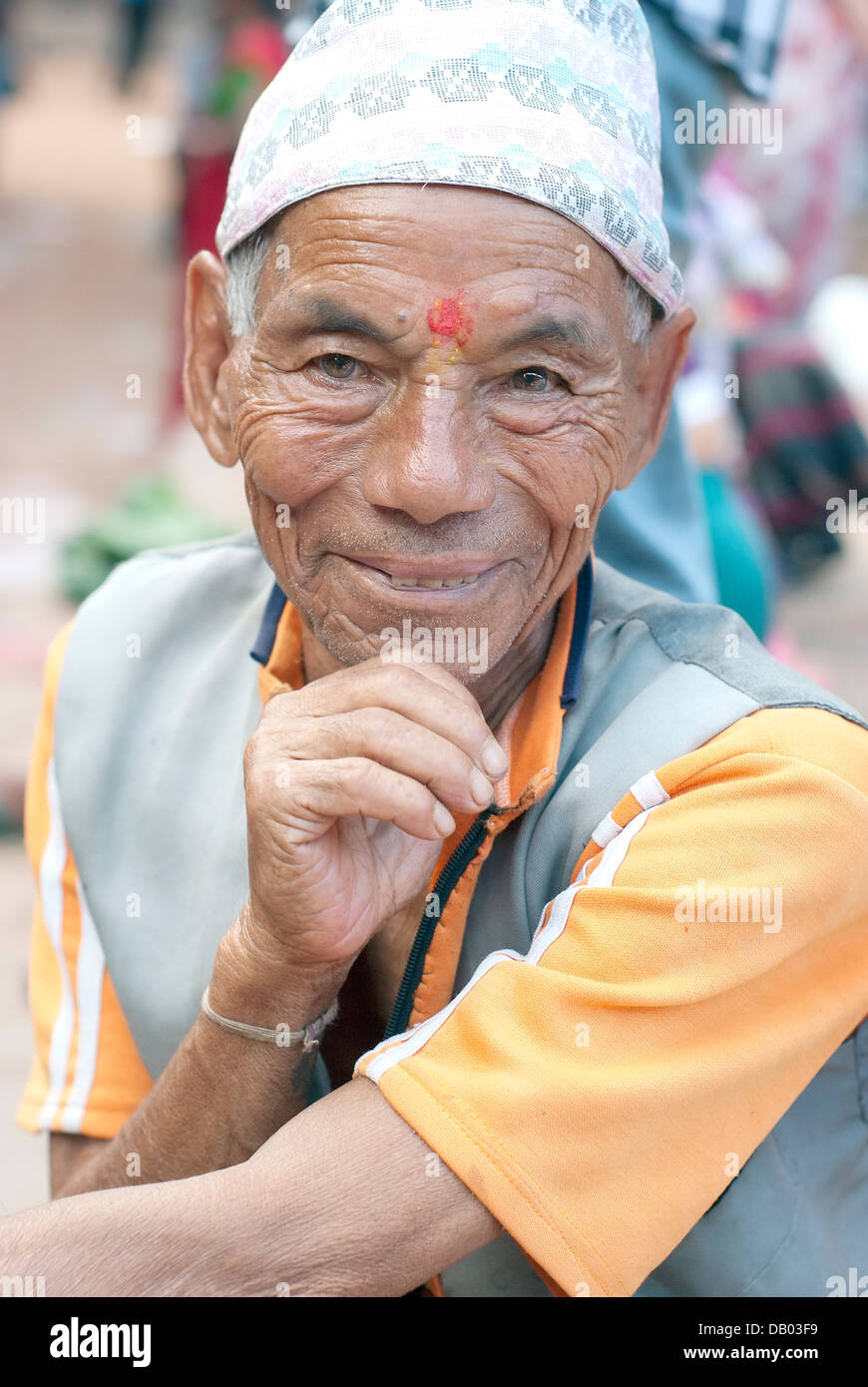 Newar Mann von Bhaktapur geben eine lächelnde pose Stockfoto