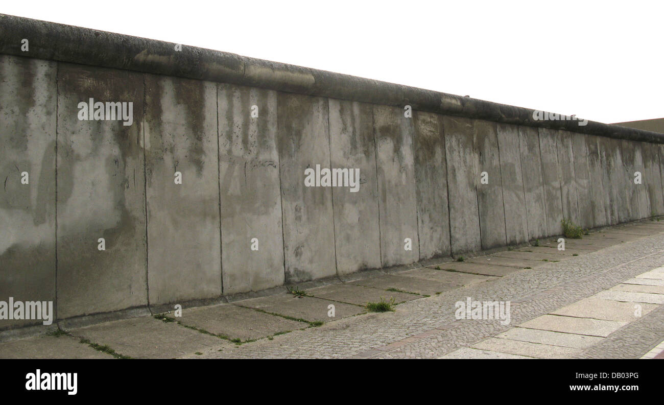 Das Bild zeigt einen Teil der Berliner Mauer an der Bernauer Straße in Berlin, Deutschland, 9. Juni 2007. Die Wand ist Teil eines Zentrums für historische Dokumentation, die mit der Ausstellung "Boarderview" an das 10. Jubiläum von dem Fall der Berliner Mauer im November 1999 eröffnet wurde. Das Zentrum dient als Ort der historischen Forschung und Präsentation eines geteilten Deutschlands. Foto: P Stockfoto
