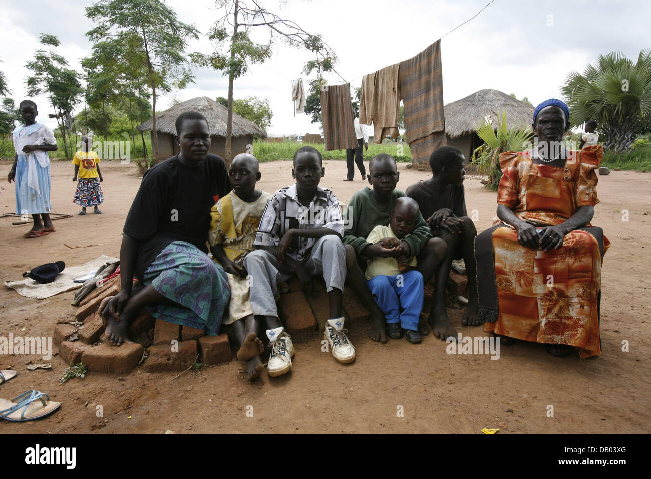 Eine große Mothor hält ein Familientreffen mit ihren Enkelkindern am Grab ihrer Tochter und ihre Mutter, die an HIV, Gulu, Uganda, 13. Mai 2007 gestorben. Eine Gruppe von Reportern geben ihnen einen Einblick in ihre Hilfsprojekte lud die Hilfsorganisation World Vision. Foto: Frank Mai Stockfoto