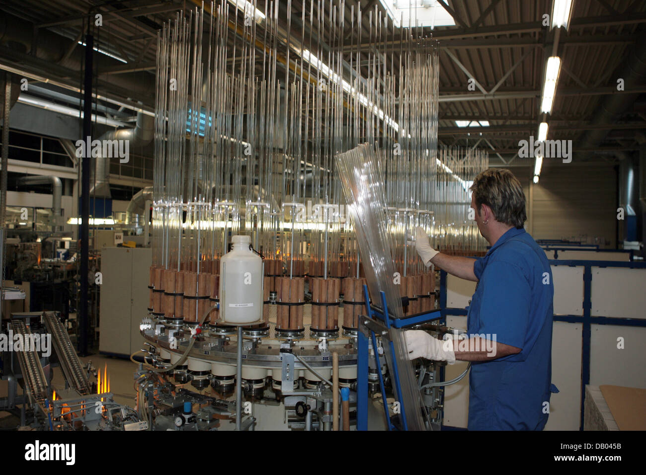 Nadeln und Kanülen sind das Werk des Glas-Herstellers Gerresheimer in Buende,  Deutschland, 31. Mai 2007 hergestellt. Gerresheimer geht an die Börse am  11. Juni. Foto: Achim Scheidemann Stockfotografie - Alamy