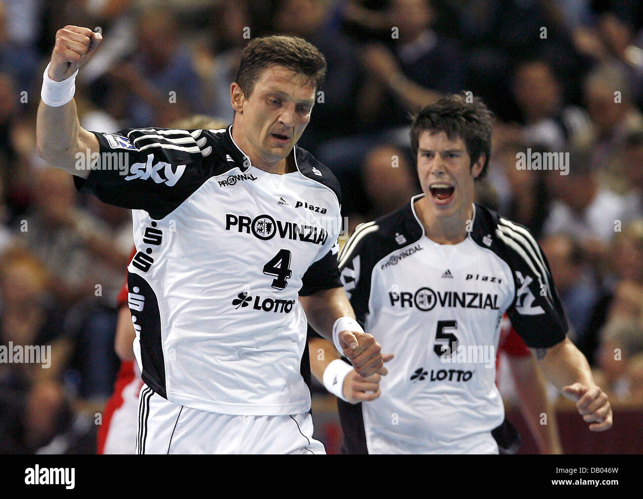 Andrei Xepkin (L-R) und Kim Andersson Kieler feiern ein Ziel während der Bundesliga Spiel THW Kiel Vs HSG Nordhorn in der "Ostseehalle" in Kiel, Deutschland, 2. Juni 2007. Foto: Maurizio Gambarini Stockfoto