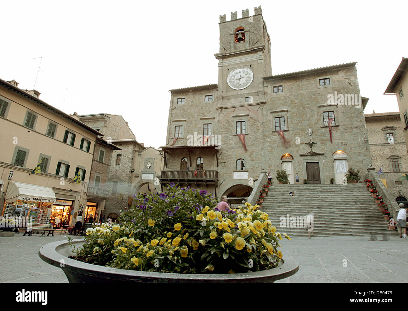 Blick auf das Rathaus von Cortona, Italien, 23. Mai 2007. Zum 5. Mal findet das "Tuscan Sun Festival" vom 04 bis 16. August 2007 mit riesigen Open-Air-Aufführungen sowie kleine intime Konzerte in der Stadt. Abgerundet wird das musikalische Programm mit Kochevents, Lesungen, Weinproben und Kunstausstellungen. Foto: Jörg Carstensen Stockfoto