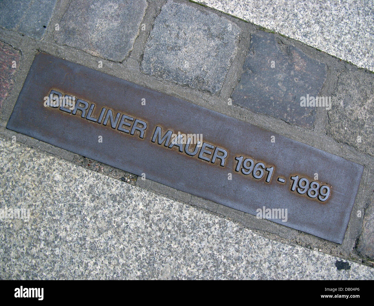 Eine Metallplatte Lesung "Berliner Mauer 1961-1989' symbolisiert die Berliner Mauer in Berlin, Deutschland, 9. Juni 2007. Der Streifen ist Teil des Doku-Zentrums, die mit der Ausstellung "Grenze Blick" auf das 10-jährige Bestehen der Fall der Mauer am 9. November 1999 eröffnet wurde. Über die Geschichte der Berliner Mauer, die die Stadt von 1961 bis 1989 geteilt lässt Zentrum eine Einblick v Stockfoto