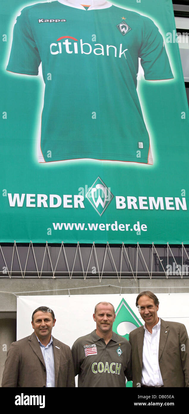 Werder Bremen Trainer Thomas Schaaf (C), Sportdirektor Thomas Allofs (L) und Ulrich Jordan (R), Vorstand der Citibank, stellen bei der Präsentation des neuen Werder Bremen Trikots mit dem Logo des neuen Hauptsponsors Citibank bei der ersten Trainingseinheit der Bundesliga-Saison 2007/2008 in Bremen, Deutschland, 2. Juli 2007. Das Team ging nach einem Trainingslager auf Norderney Insel Stockfoto