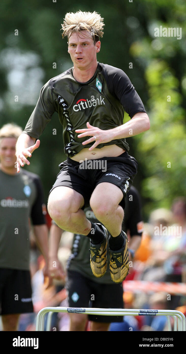 Spieler von Werder Bremen, Tim Borowski, überspringt eine Hürde während einer Trainingseinheit des Clubs auf der Insel Norderney, Deutschland, 4. Juli 2007. Werder Bremen bereitet sich auf die neue Bundesliga-Saison auf Norderney bis 08 Juli. Foto: Carmen Jaspersen Stockfoto