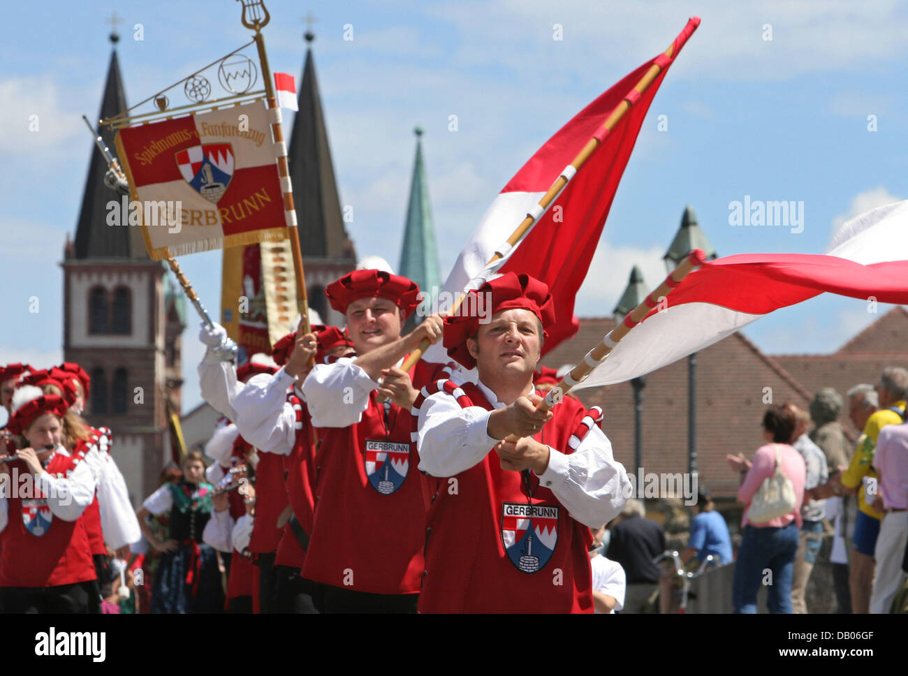 Flag-Swinger von der Blaskapelle aus Gerbrunn parade über die alte Mainbrücke bei der Eröffnung des Kiliani-Volksfest in Würzburg, Deutschland, 7. Juli 2007. 48 Trachten Gruppen, Bands und 2.300 Teilnehmer besuchen Sie einen der wichtigsten Festivals Bayerns. 700.000 Besucher werden erwartet, an der Feier teilnehmen, bis 22. Juli 2007. Foto: Karl-Josef Hallo Stockfoto