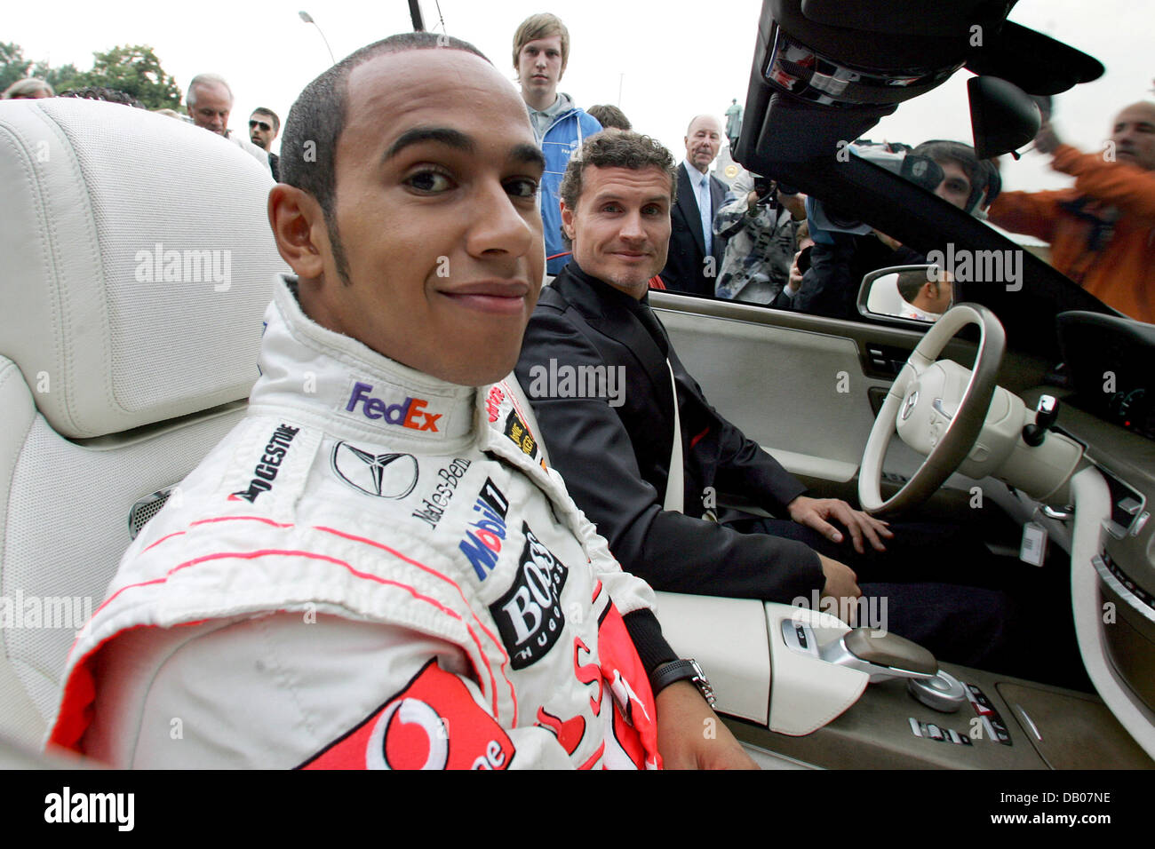 Formel 1-Piloten Lewis Hamilton (L) von McLaren Mercedes und David Coulthard Team Red Bull in einem Mercedes Benz V12 sitzen und warten auf den Startschuss auf der "Straße des 17.Juni" (Straße des 17. Juni. Juni) in Berlin, Deutschland, 12. Juli 2007. Hamilton in der deutschen Hauptstadt anlässlich des diesjährigen "Fashion Week" sank. Foto: Arno Burgi Stockfoto