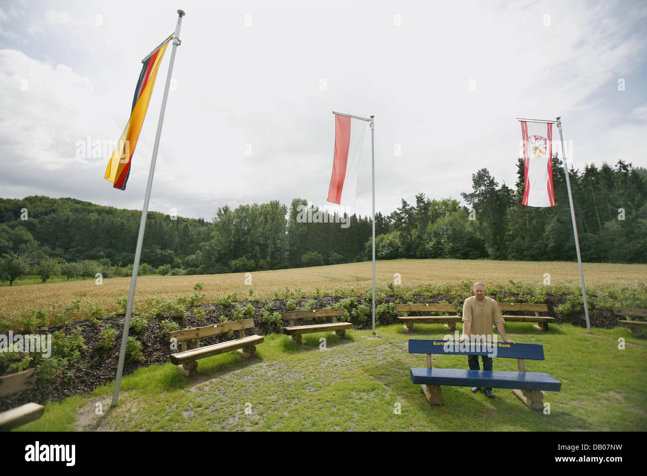 Bauer Eckhard Paul ist auf seinem Gebiet bildet derzeit das geographische Zentrum der Europäischen Union in Gelnhausen-Meerholz, Deutschland, 4. Juli 2007 abgebildet. Foto: Frank Mai Stockfoto